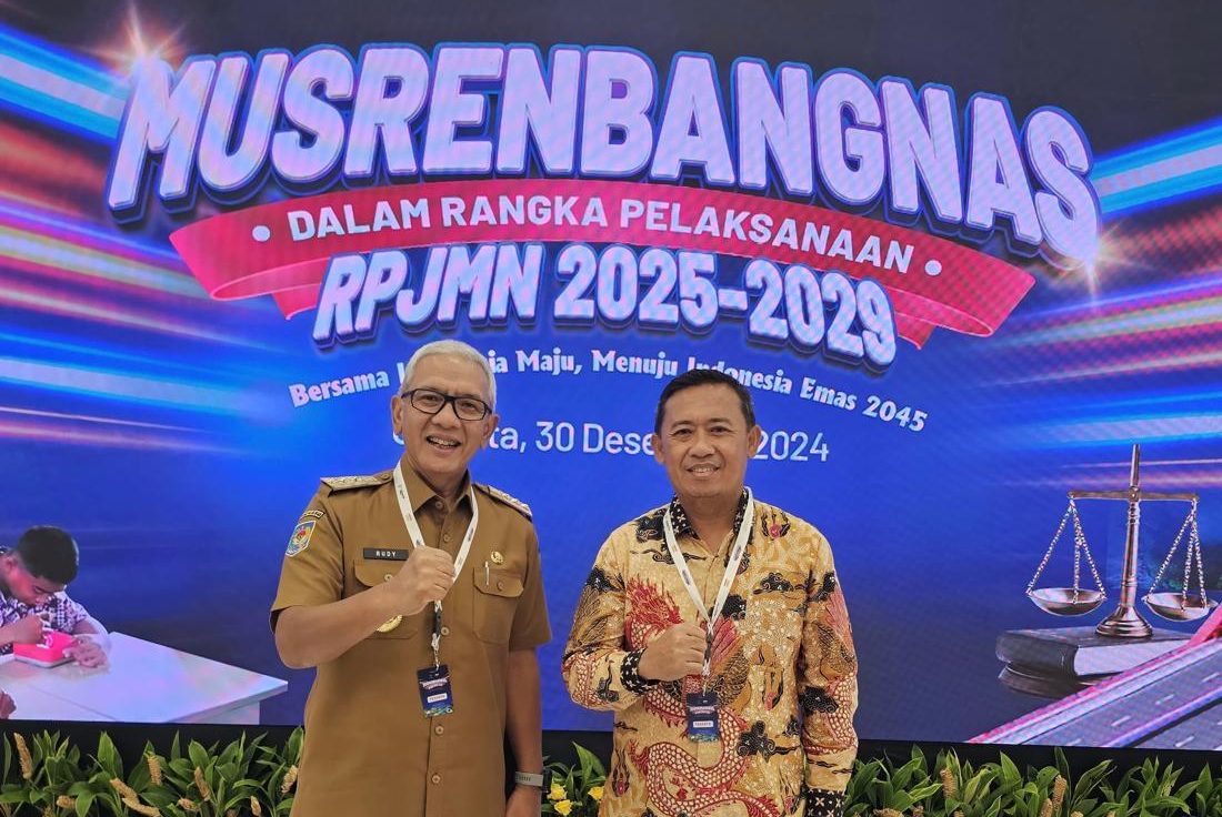 Rudy Salahuddin didampingi Kaban Bapppeda Provinsi Gorontalo Wahyudin Katili usai menghadiri Musrenbangnas Rencana Pembangunan Jangka Menengah Nasional (RPJMN) 2025–2029, Senin (30/12/2024). (Foto : Diskominfotik)