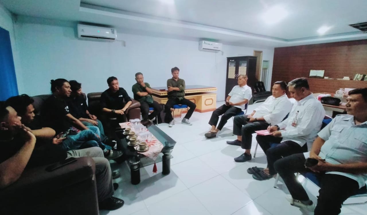 Suasana pertemuan Pengurus JMSI Gorontalo dengan Dinas Kominfo Kabupaten Gorontalo pada Rabu (8/1/2025). (Foto : Penagar.id)