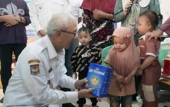 Rudy Salahuddin memberikan bantuan makanan tambahan bagi balita dan ibu hamil pada peresmian Bele Mo’sehati di Kota Gorontalo, Rabu (8/1/2025). (Foto : Diskominfotik)