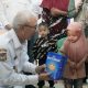 Rudy Salahuddin memberikan bantuan makanan tambahan bagi balita dan ibu hamil pada peresmian Bele Mo’sehati di Kota Gorontalo, Rabu (8/1/2025). (Foto : Diskominfotik)