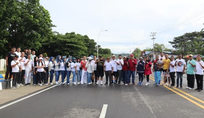 Suasana foto bersama usai Pemda Kabupaten Gorontalo Utara Launching Kegiatan Car Free Day (CFD) pada Sabtu (11/01/2025).