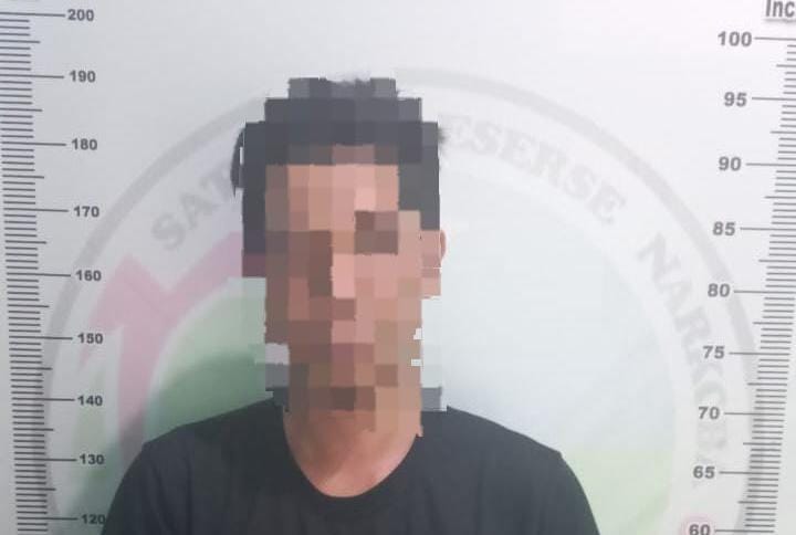 RMS (35), warga Kecamatan Kota Timur, Kota Gorontalo usai diamankan oleh Opsnal Sat Narkoba Polresta Gorontalo Kota. (Foto : Dok. Polri)