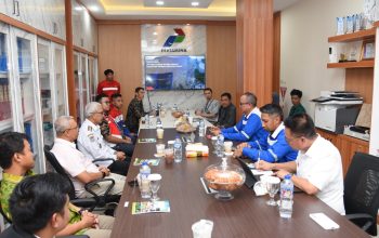 Rudy Salahuddin mendengarkan paparan Direktur Utama PT Elnusa Tbk. Bachtiar S. Atmadja, di kantor Terminal BBM Gorontalo, Rabu (15/01/2024). (Foto: Diskominfotik)