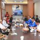 Rudy Salahuddin mendengarkan paparan Direktur Utama PT Elnusa Tbk. Bachtiar S. Atmadja, di kantor Terminal BBM Gorontalo, Rabu (15/01/2024). (Foto: Diskominfotik)