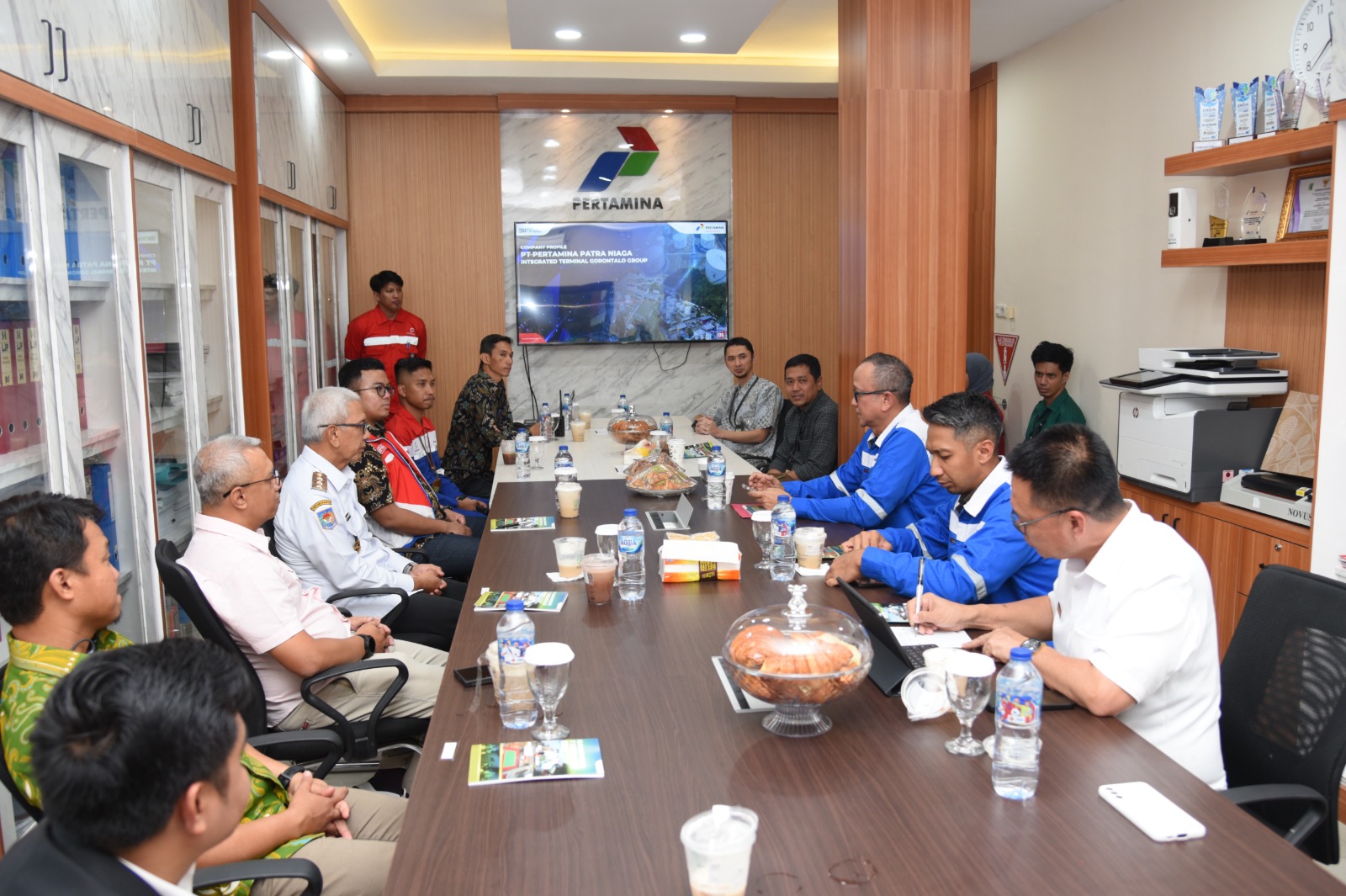 Rudy Salahuddin mendengarkan paparan Direktur Utama PT Elnusa Tbk. Bachtiar S. Atmadja, di kantor Terminal BBM Gorontalo, Rabu (15/01/2024). (Foto: Diskominfotik)