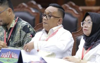 Sukrin Saleh Taib (tengah) saat membacakan keterangan pada sidang Perkara Nomor 40/PHPU.WAKO-XXIII/2025 Perselisihan Hasil Pemilihan Umum Walikota Kota Gorontalo di Ruang Sidang Panel 3 MK pada Jumat (24/1/2025) . (Foto : Dok. MK)