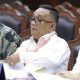 Sukrin Saleh Taib (tengah) saat membacakan keterangan pada sidang Perkara Nomor 40/PHPU.WAKO-XXIII/2025 Perselisihan Hasil Pemilihan Umum Walikota Kota Gorontalo di Ruang Sidang Panel 3 MK pada Jumat (24/1/2025) . (Foto : Dok. MK)