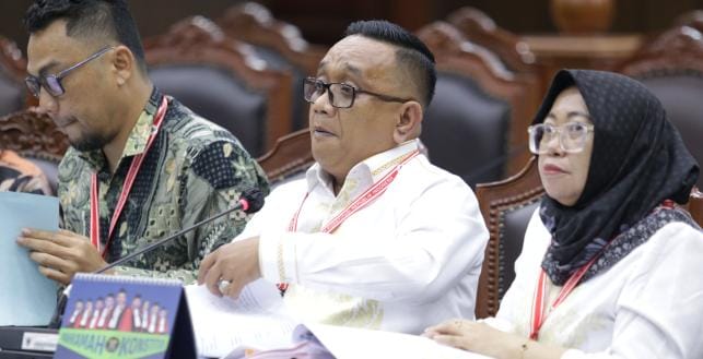 Sukrin Saleh Taib (tengah) saat membacakan keterangan pada sidang Perkara Nomor 40/PHPU.WAKO-XXIII/2025 Perselisihan Hasil Pemilihan Umum Walikota Kota Gorontalo di Ruang Sidang Panel 3 MK pada Jumat (24/1/2025) . (Foto : Dok. MK)