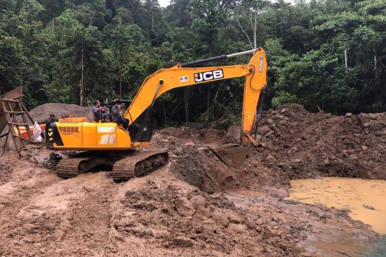 Operasi tambang emas ilegal di kawasan hutan produksi Gunung Boliyohuto, Kabupaten Gorontalo, Gorontalo. (Foto: Balai Gakkum KLHK)