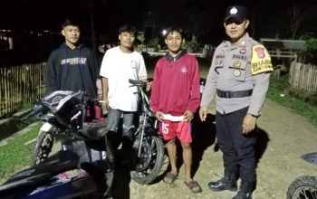 Personel Polsek Momunu saat melaksanakan patroli malam pada Sabtu malam (11/01/2025). (Foto : Dok. Polri)