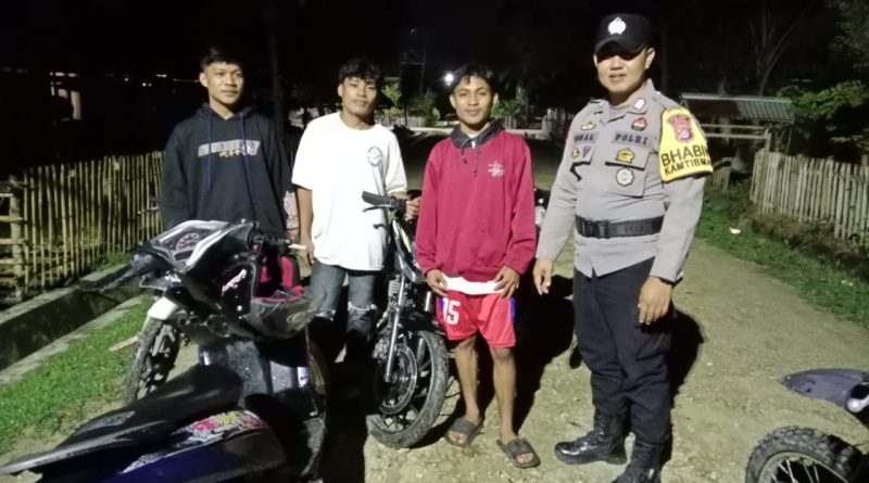 Personel Polsek Momunu saat melaksanakan patroli malam pada Sabtu malam (11/01/2025). (Foto : Dok. Polri)