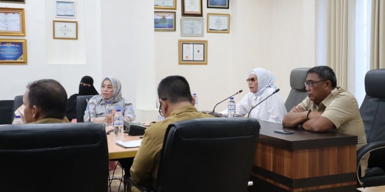 Suasana rapat Penggunaan Kantor Lembaga Adat Kabupaten Bone Bolango. Rapat ini dipimpin oleh Bupati Merlan S. Uloli didampingi Asisten I Setda Bone Bolango Aznan Nadjamudin, Selasa (21/1/2025). (Foto : Diskominfo)