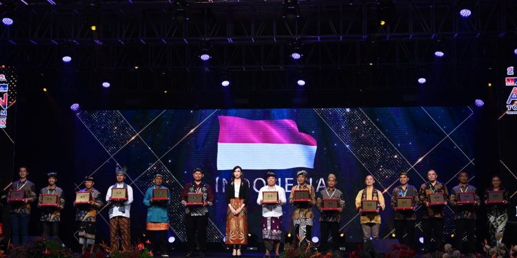 Sukirman Tilahunga yang mewakili komunitas dan pendamping Program Desa Sejahtera Astra di Wisata Hiu Paus Botubarani saat menerima Asean Community Based Tourism Award tahun 2025 di Kota Johor Bahru, Malaysia, Senin (20/1/2025). (Foto : Ist.)