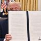 Presiden AS Donald Trump menunjukkan lembar Instruksi Presiden yang ia tandatangani. (Foto : AFP)
