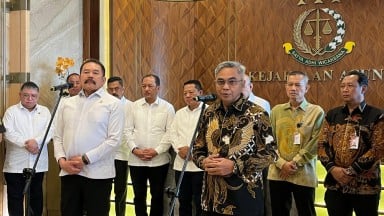 Jaksa Agung ST Burhanuddin dan Ketua KPK Setyo Budiyanto di Gedung Utama, Kejagung di Jakarta Selatan, Rabu (8/1/2025). (Foto : Bisnis)