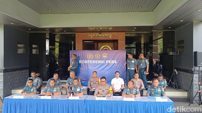 Konferensi pers di Koarmada terkait penembakan pemilik rental mobil. (Foto : detikcom)