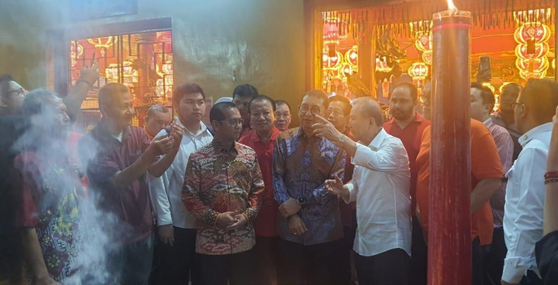 Menteri Kebudayaan, Fadli Zon saat menghadiri perayaan Malam Cap Go Meh di Vihara Amurva Bhumi, Karet Semanggi, Kecamatan Setiabudi, Jakarta Selatan, pada Selasa malam (11/2/2025). (Foto : Dok. Kemenag)