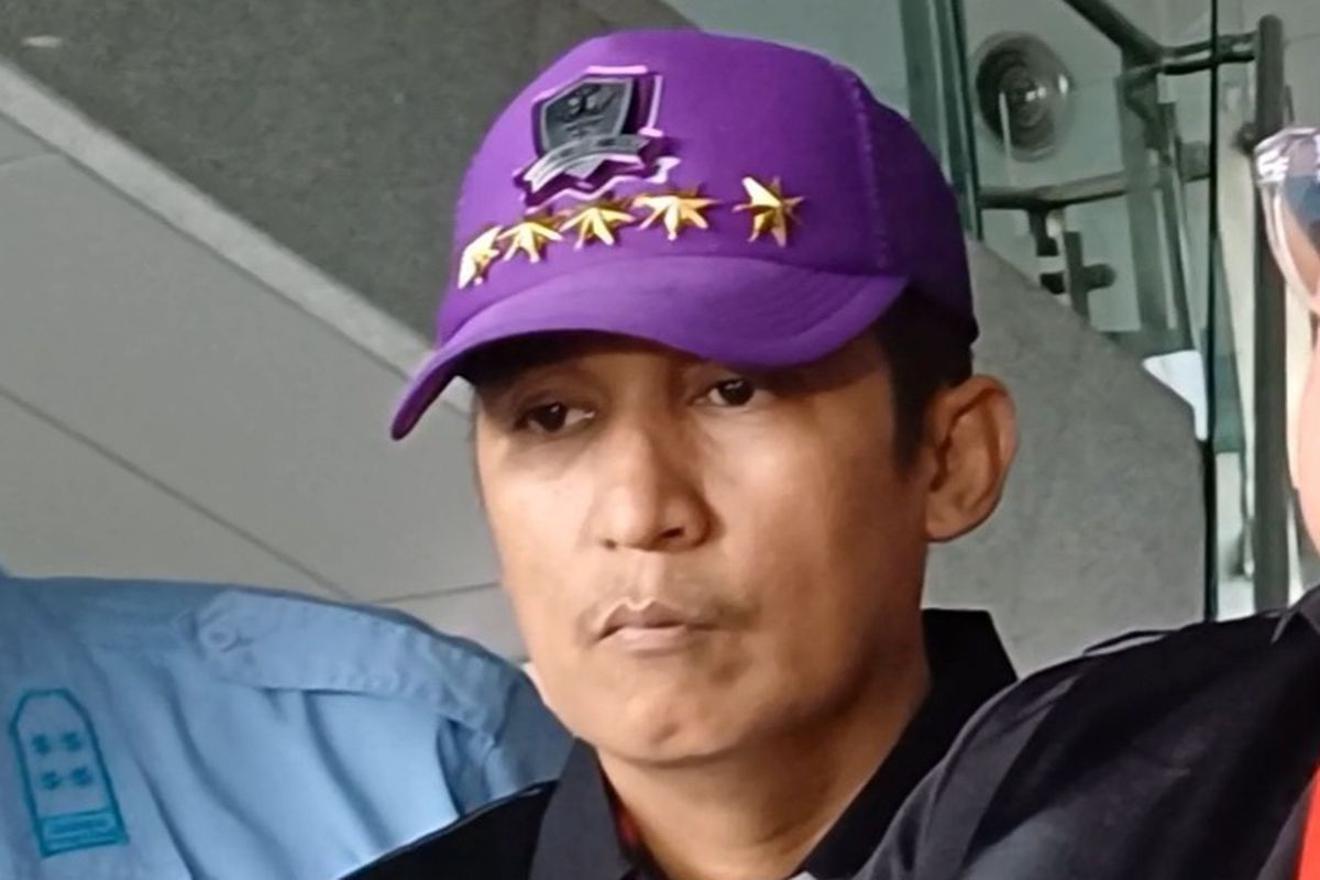 Pengacara Firdaus Oiwobo saat mendampingi Razman Arif Nasution. (Foto : Kompas)