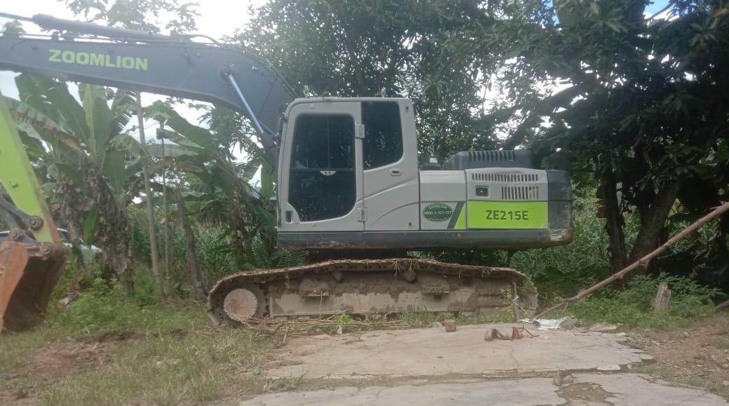 Alat berat ketiga yang diduga akan digunakan dalam penambangan emas tanpa izin (PETI) di Hutan Boliyohuto, Kabupaten Gorontalo. (Foto: Benua.id)
