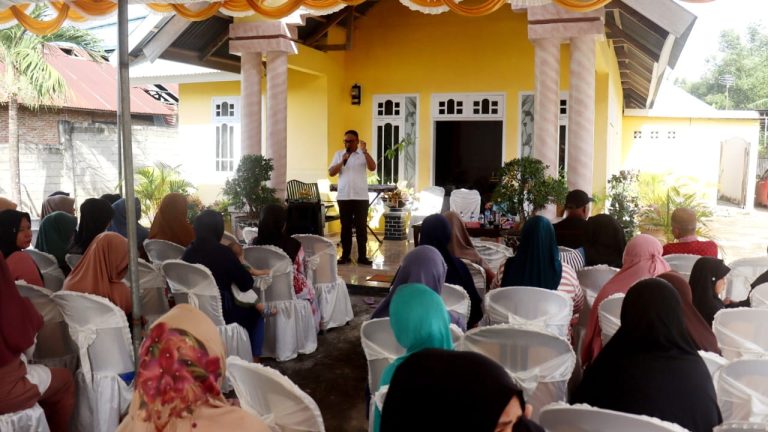 Anggota DPRD Provinsi Gorontalo, Hais Ayuwa saat menggelar reses di Desa Tinelo, Kecamatan Tilango, Kabupaten Gorontalo, pada Senin (10/2/2025). (Foto : Dok. Humas)