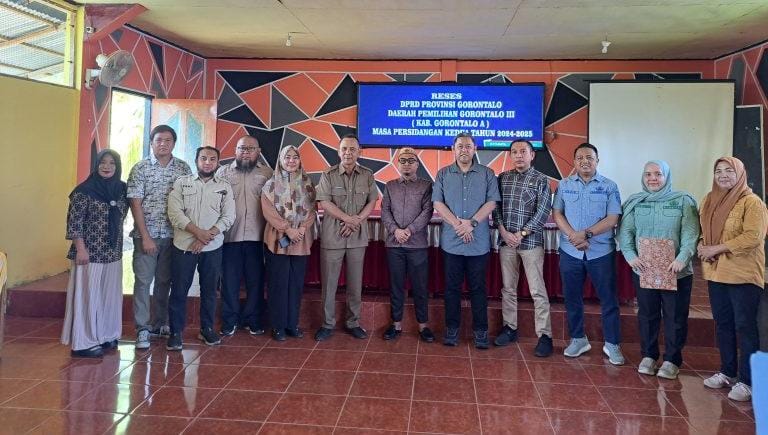 Anggota DPRD Provinsi Gorontalo dari Daerah Pemilihan (Dapil) Kabupaten Gorontalo A saat Reses Masa Sidang Kedua Tahun 2024-2025 dengan mengunjungi Desa Haya-Haya.(Foto : Dok. Humas)