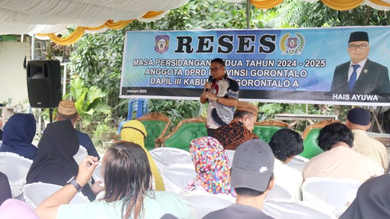 Anggota DPRD Provinsi Gorontalo, Hais Ayuwa saat menggelar reses di Desa Luwoo, Kecamatan Telaga Jaya, pada Selasa (11/2/2025). (Foto : Humas DPRD)