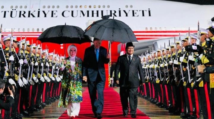 Presiden Republik Indonesia, Prabowo Subianto, menyambut kedatangan Presiden Turkiye, Recep Tayyip Erdogan beserta Ibu Emine Erdogan di Pangkalan TNI AU Halim Perdanakusuma, Jakarta, pada Selasa, (11/2/2025). (Foto: BPMI Setpres/Laily Rachev)