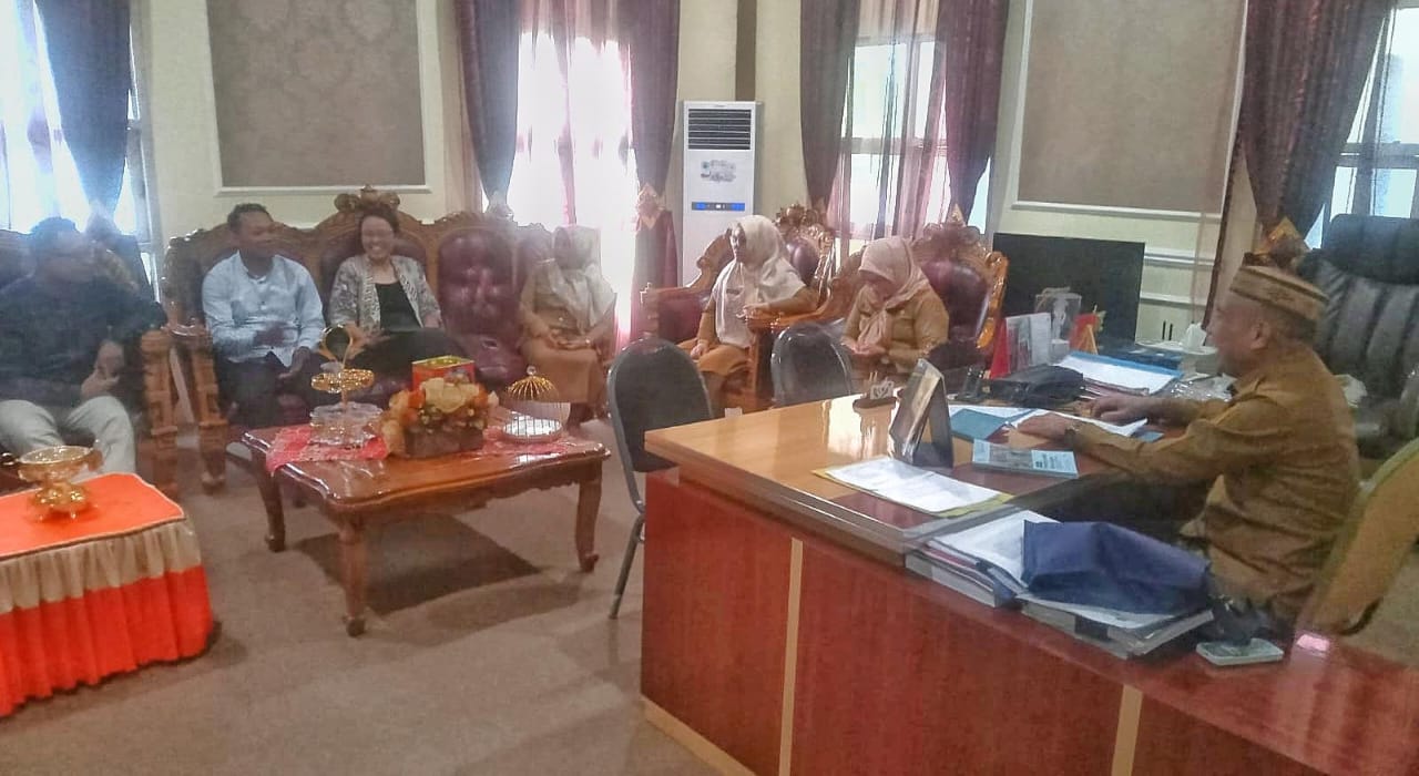 Kadis Pendidikan Gorontalo Utara, Irwan Usman saat menerima pihak AIDRAN di ruang kerjanya ada Selasa (11/02/2025). (Foto : Ist.)