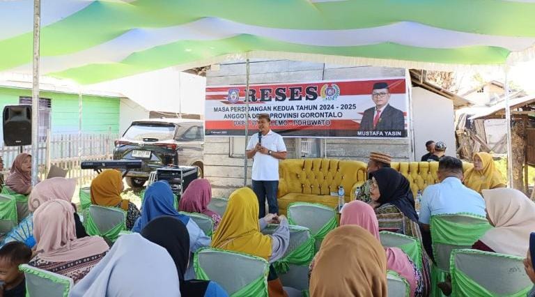 Anggota DPRD Provinsi Gorontalo, Mustafa Yasin, saat menggelar reses di Kabupaten Pohuwato.(Foto : Humas DPRD)