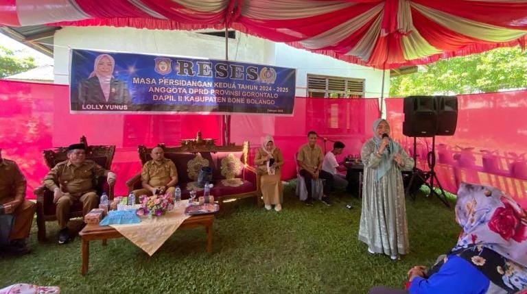 Anggota DPRD Provinsi Gorontalo, Hj. Lolly Junus, menggelar reses dengan masyarakat Desa Huntu Utara, Kabupaten Bone Bolango. (Foto : Humas DPRD)