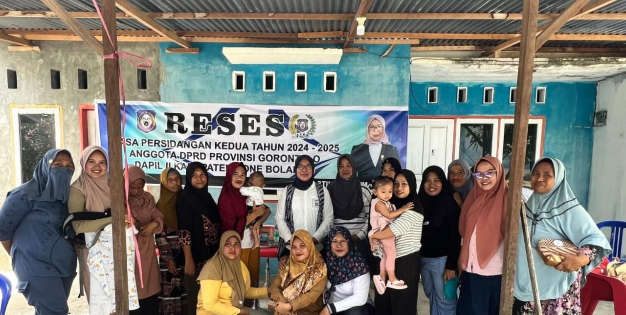 Anggota Komisi I DPRD Provinsi Gorontalo, Femmy Udoki saat menggelar reses di Desa Bintalahe, Kecamatan Kabila Bone, Kabupaten Bone Bolango, Selasa (11/2/2025). (Foto : Ist.)