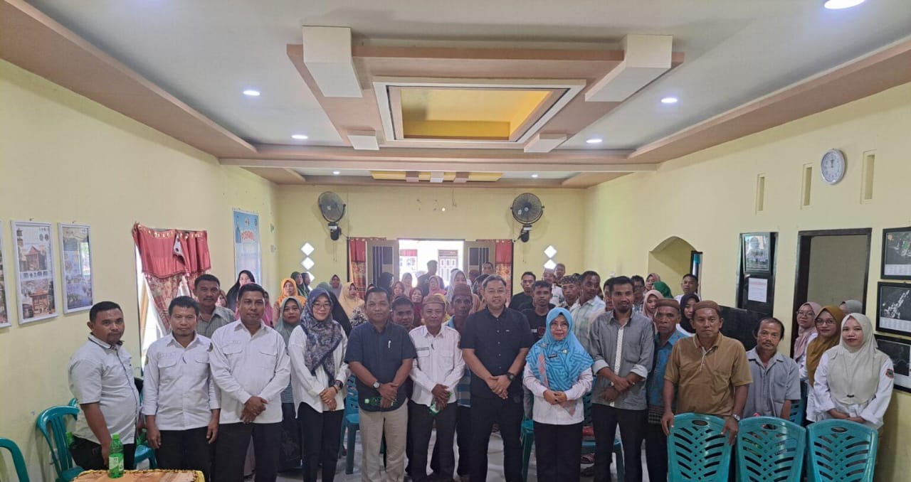 Suasana foto bersama usai Anggota DPRD Provinsi Gorontalo, H. Suyuti, menggelar reses tatap muka dengan masyarakat. (Foto : Dok. Istimewa)