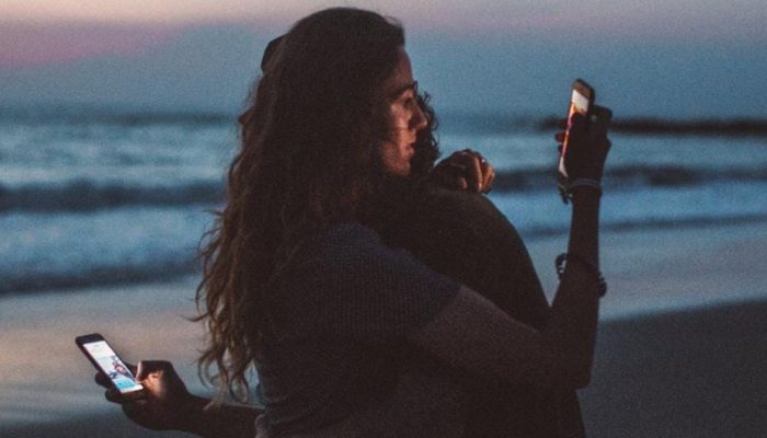 Tak Bisa Lepas dari Gadget? Kenali Tanda-tanda Chronically Online