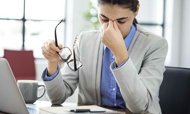 Ilustrasi. Pusing saat bekerja di depan Laptop. (Foto : Alodokter)