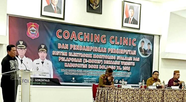 Amir Hamzah Hadju saat memberikan sambutan sekaligus membuka secara resmi pelaksanaan Coaching Clinic E-Monep, di Fox Hotel Kota Gorontalo, Senin (24/2/2025).(Foto : Dok. Kominfo)