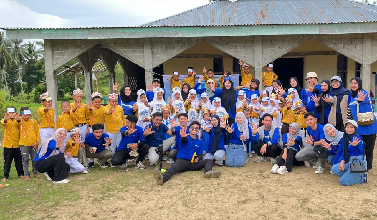 Suasana foto bersama saat Komunitas 1000 Guru Gorontalo bekerja sama dengan WIRE Gorontalo serta para relawan saat menggelar kegiatan sosial bertajuk Traveling & Teaching ke 26 di Desa Pangahu, Dusun Bu’yuo, Kecamatan Asparaga. (Foto : Dok. WIRE Gorontalo)