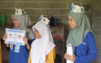 Sejumlah siswa di Desa Pangahu, Dusun Bu’yuo, Kecamatan Asparaga dalam kegiatan sosial bertajuk Traveling & Teaching ke 26 yang digelar Komunitas 1000 Guru Gorontalo bekerja sama dengan WIRE Gorontalo serta para relawan. (Foto : Dok. WIRE Gorontalo)