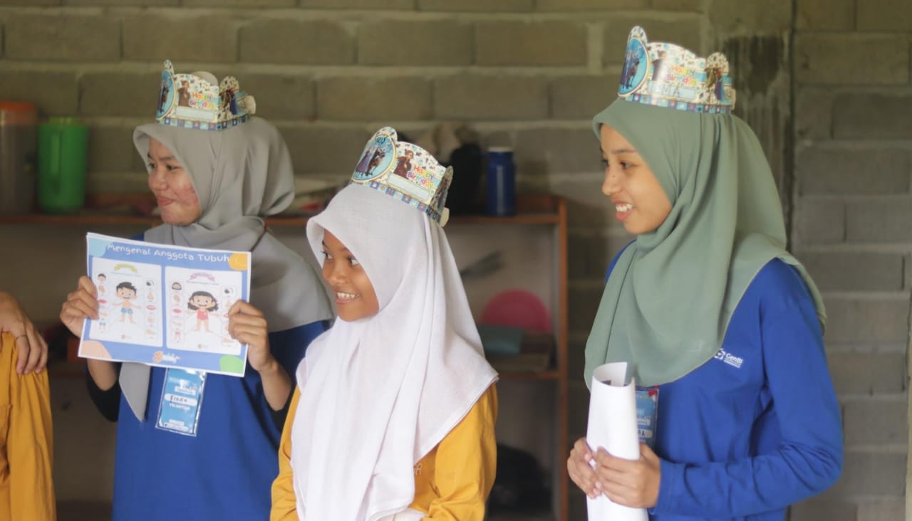 Sejumlah siswa di Desa Pangahu, Dusun Bu’yuo, Kecamatan Asparaga dalam kegiatan sosial bertajuk Traveling & Teaching ke 26 yang digelar Komunitas 1000 Guru Gorontalo bekerja sama dengan WIRE Gorontalo serta para relawan. (Foto : Dok. WIRE Gorontalo)