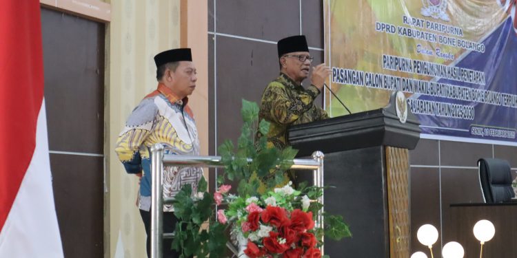 Bupati Bone Bolango Terpilih, Ismet Mile saat memberikan sambutan pada Rapat Paripurna DPRD Bone Bolango dalam rangka Pengumuman Usulan Pemberhentian Bupati Bone Bolango. (Foto : Diskominfo)