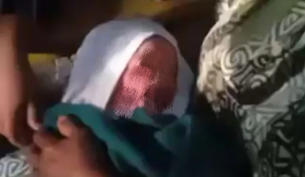 Potongan gambar video Penemuan bayi di Desa Ombulo, Kecamatan Limboto Barat, Kabupaten Gorontalo pada Sabtu (15/2/2025) pagi. (Foto : Ist.)