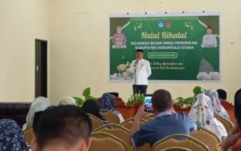 Kepala Dinas Pendidikan Gorontalo Utara, Dr. Irwan Abudi Usman, M.Pd saat memberikan sambutan dalam acara Halal Bihalal yang digelar pada Jumat (28/2/2025). (Foto : Dok.)