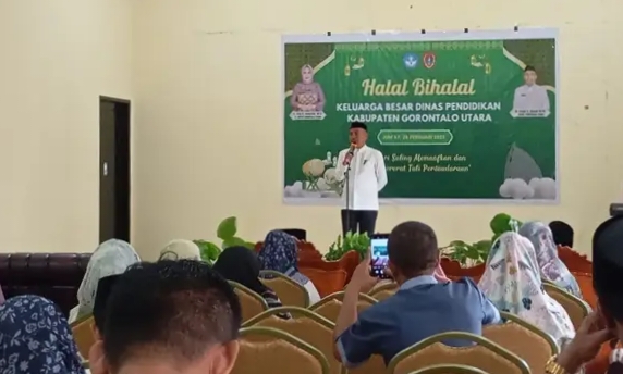 Kepala Dinas Pendidikan Gorontalo Utara, Dr. Irwan Abudi Usman, M.Pd saat memberikan sambutan dalam acara Halal Bihalal yang digelar pada Jumat (28/2/2025). (Foto : Dok.)