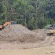 Dua alat berat sedang beroperasi di lokasi PETI Hutan Boliyohuto. (Foto: Ist.)