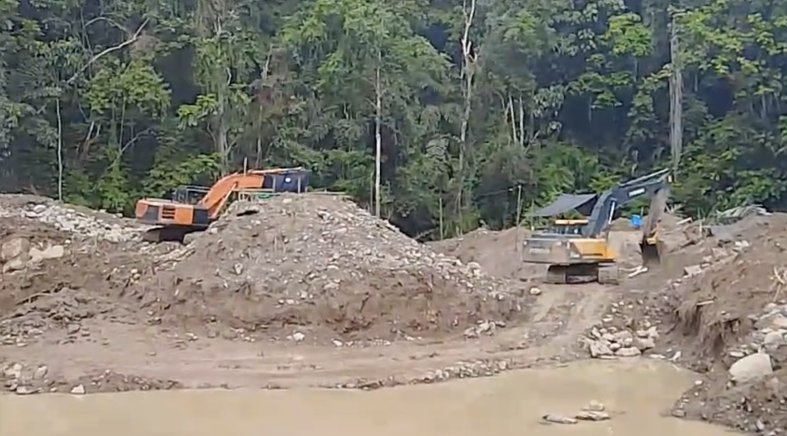 Dua alat berat sedang beroperasi di lokasi PETI Hutan Boliyohuto. (Foto: Ist.)