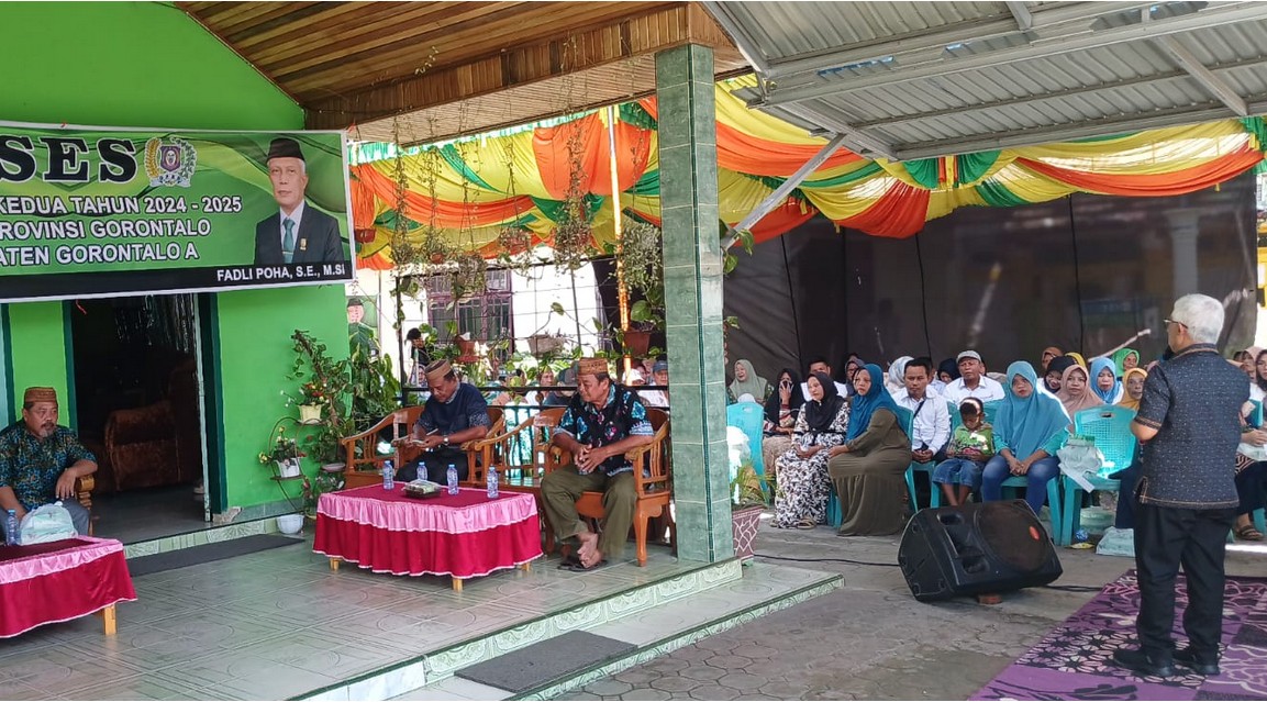 Anggota DPRD Provinsi Gorontalo, Fadli Poha saat menggelar reses di Desa Payunga, Kecamatan Batudaa, Kabupaten Gorontalo. (Foto : Dok. Istimewa)