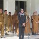 Bupati Merlan S. Uloli saat memimpin Apel Kerja Pemerintah Kabupaten Bone Bolango di Halaman Kantor Bupati, Senin (10/2/2025). (Foto : Prokopim Bone Bolango)