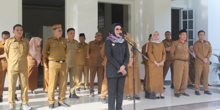 Bupati Merlan S. Uloli saat memimpin Apel Kerja Pemerintah Kabupaten Bone Bolango di Halaman Kantor Bupati, Senin (10/2/2025). (Foto : Prokopim Bone Bolango)