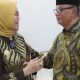 Bupati Merlan S. Uloli saat menyapa Bupati Bone Bolango Terpilih, Ismet Mile. (Foto : Prokopim Bone Bolango)