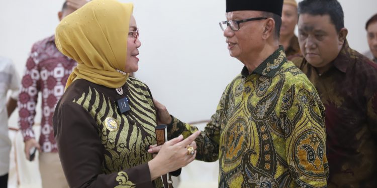 Bupati Merlan S. Uloli saat menyapa Bupati Bone Bolango Terpilih, Ismet Mile. (Foto : Prokopim Bone Bolango)