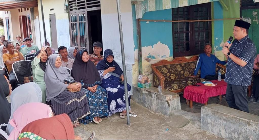 Anggota DPRD Provinsi Gorontalo, H. Fadli Hasan, saat menggelar reses di warga Kelurahan Bolihuangga, Kecamatan Limboto, Kabupaten Gorontalo, pada Rabu (12/2/2025). (Foto : Dok. Ist.)